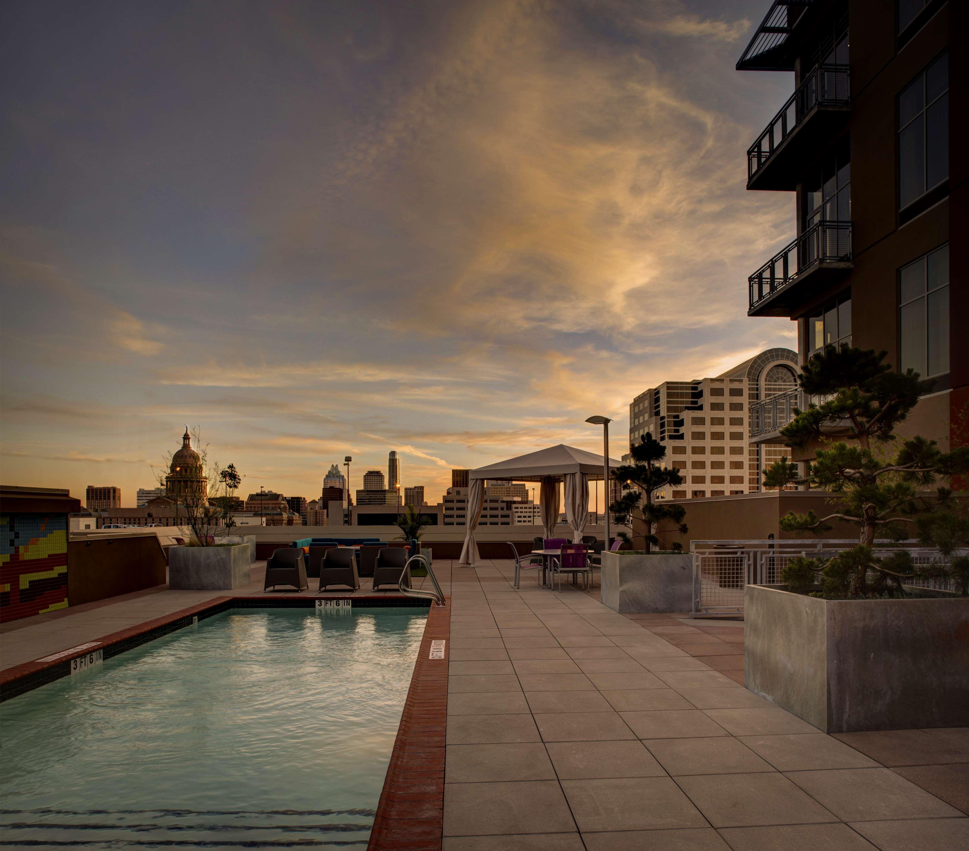 Hampton Inn And Suites Austin University Capitol Exterior photo